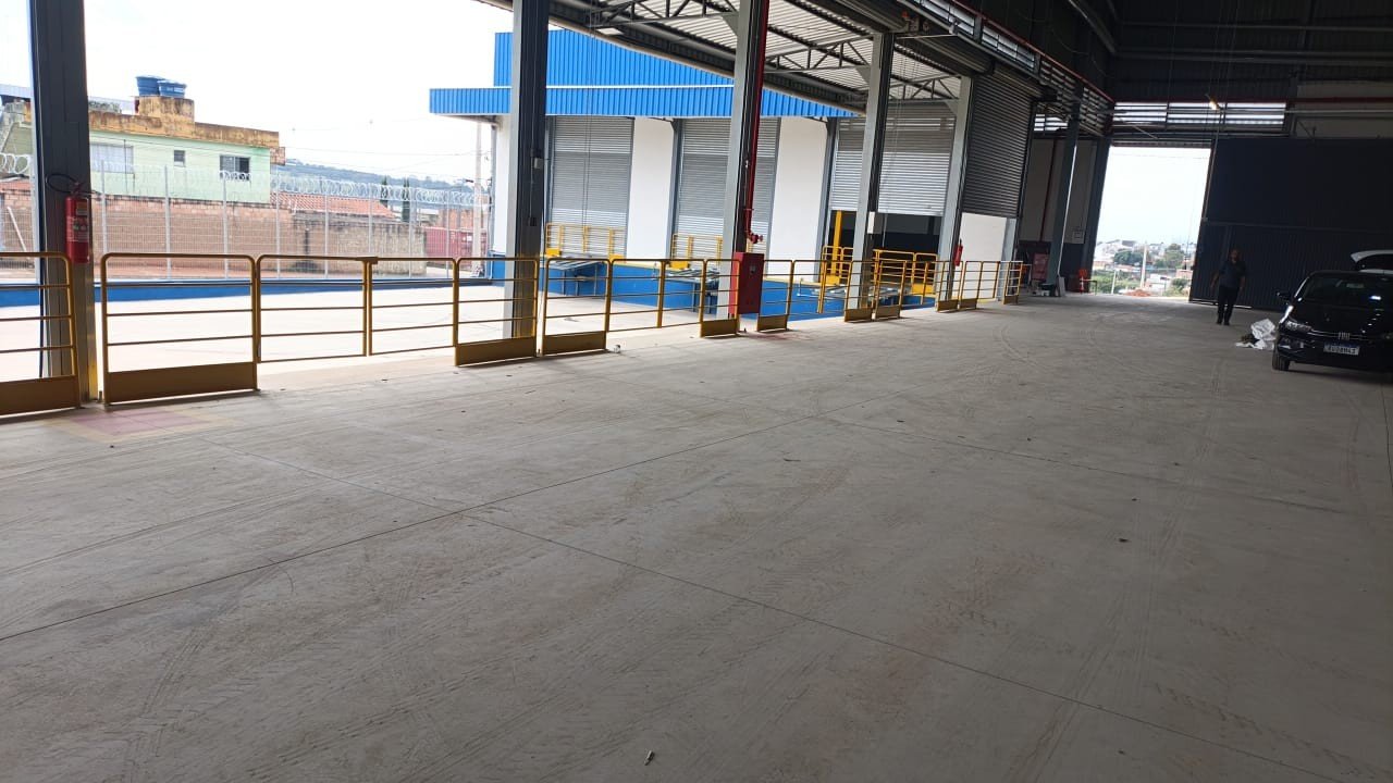Guarda-corpo pintado de amarelo e fachada azul