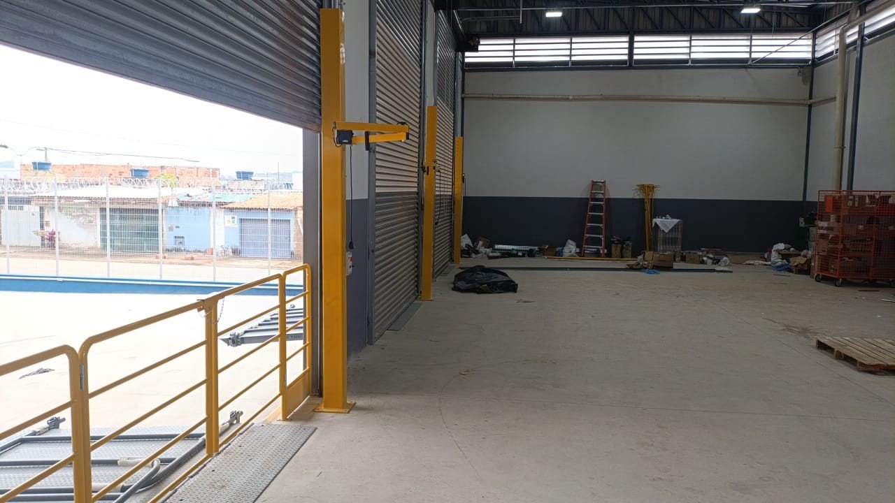 Interior da doca com guarda-corpo