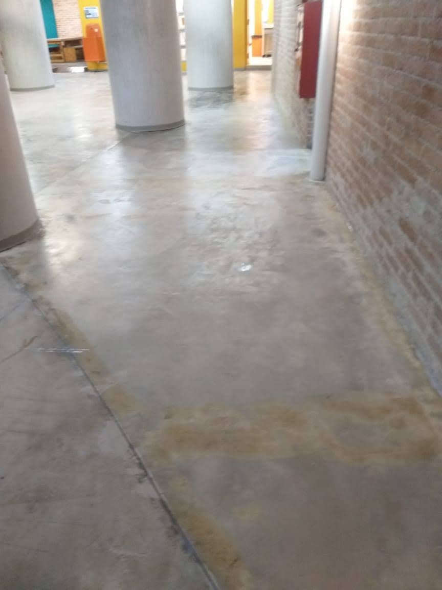 Piso polido com faixa amarela